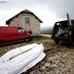 Il materiale recuperato all'interno della cavità viene portato nel luogo di raccolta, tramite una slitta improvvisata e trainata da un fuoristrada.