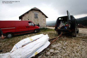 Il materiale recuperato all'interno della cavità viene portato nel luogo di raccolta, tramite una slitta improvvisata e trainata da un fuoristrada.