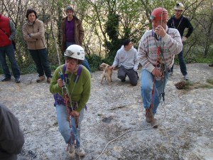 due vecchi speleo si prestano ad una dimostrazione di risalita su corda