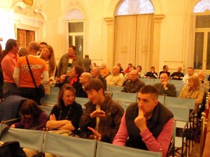 la sala si popola